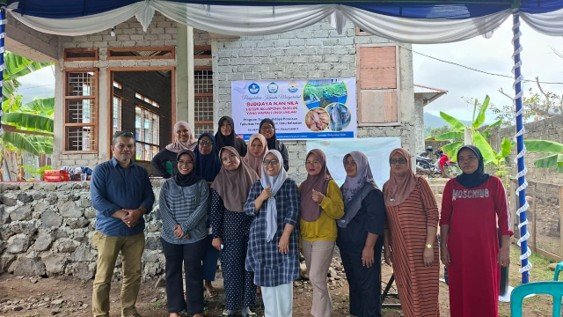 Pengabdian Kepada Masyarakat (PKM) dengan Penerapan Sistem Akuaponik-Bioflok di Kelurahan Jambula, Kota Ternate