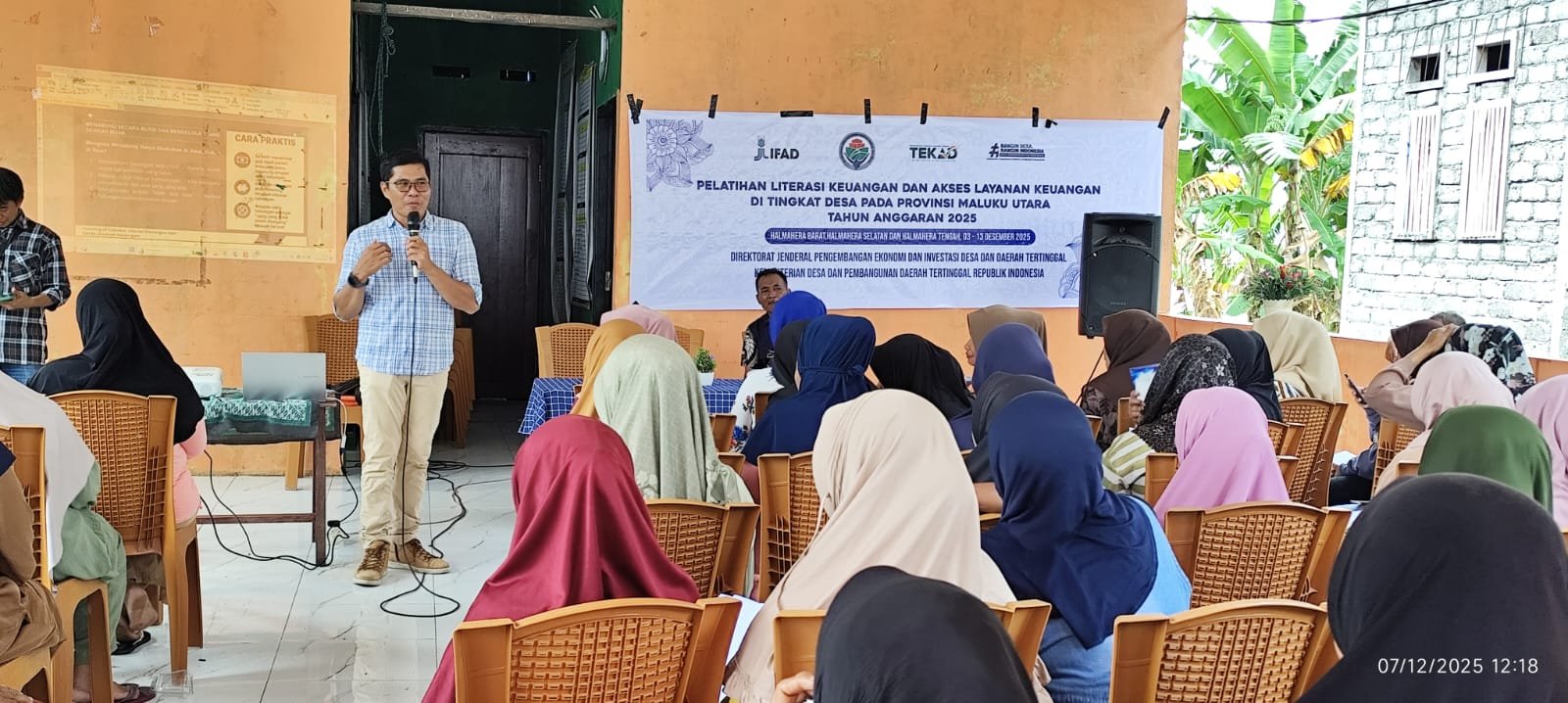 Dosen Budidaya Perairan Unkhair Ajak Warga Makian Luar Melek Keuangan